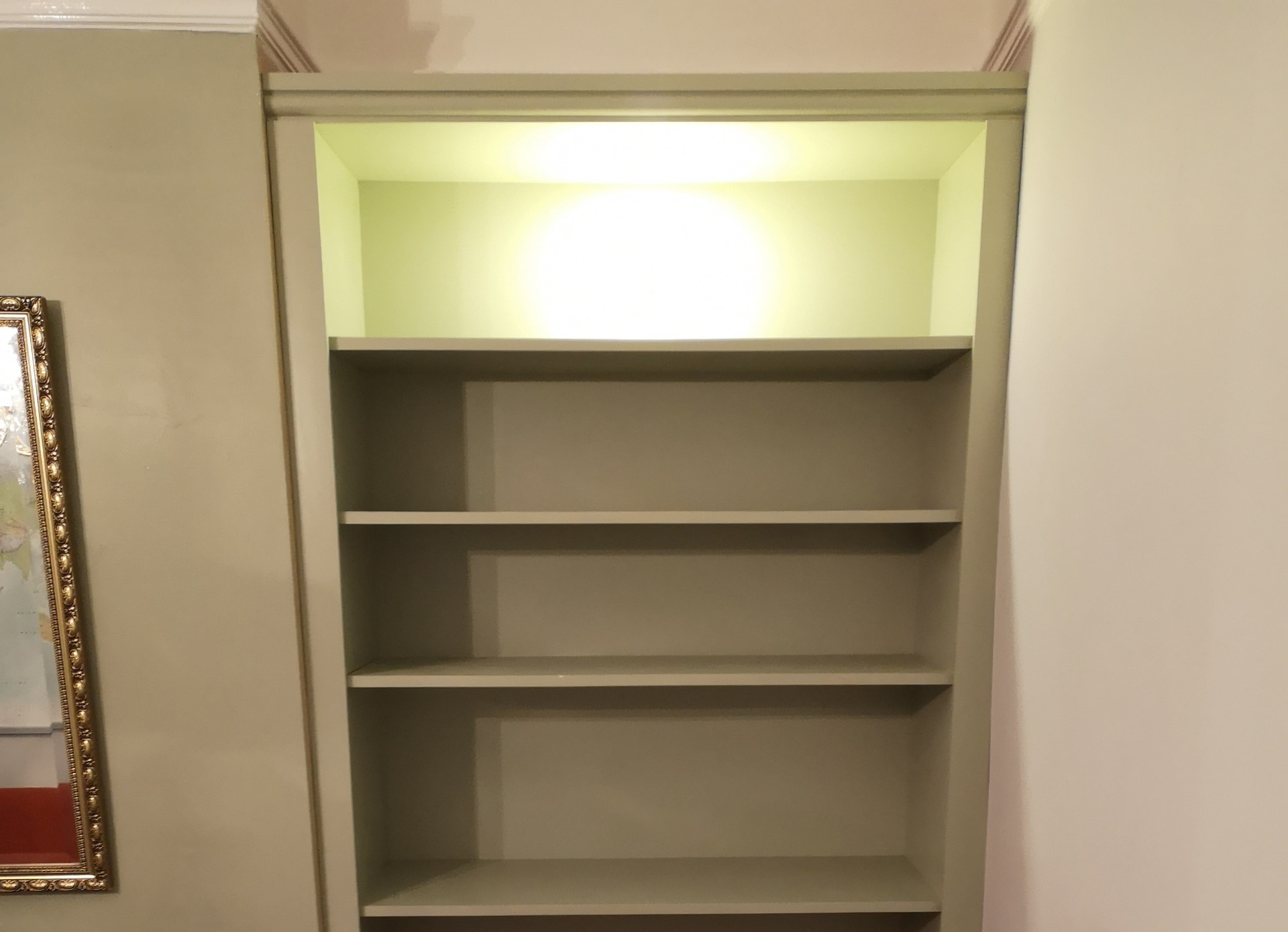 Alcove cabinet base unit with hardwood top
